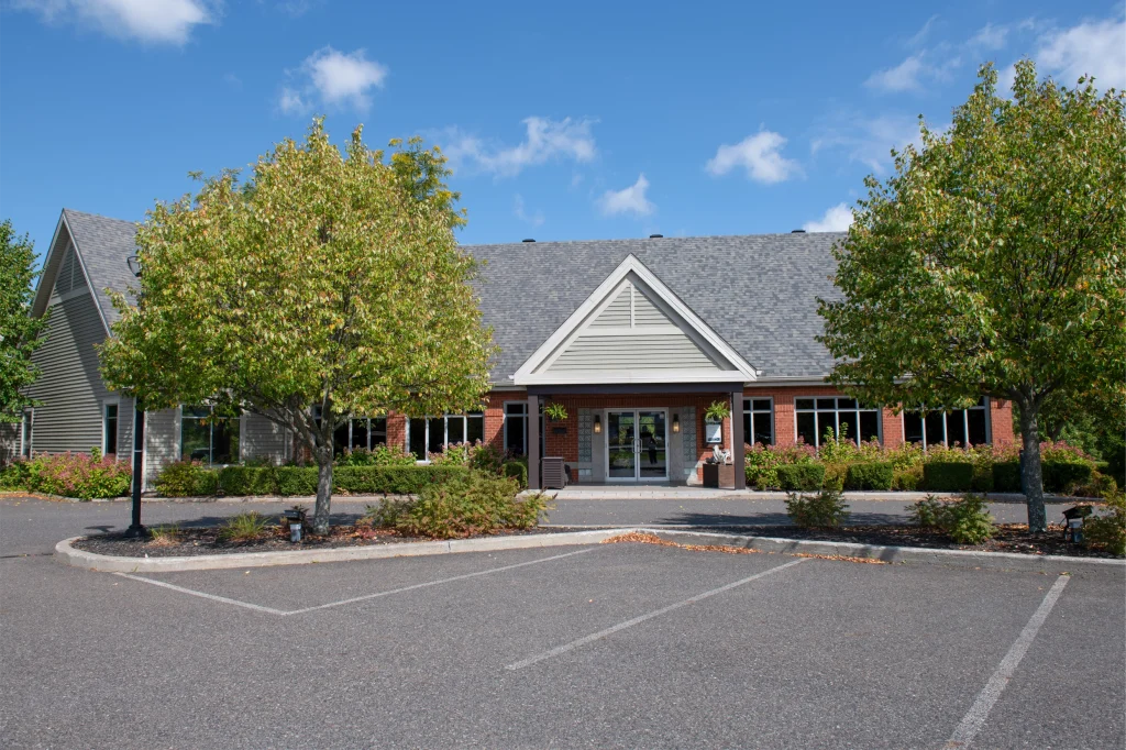 COMPLEXE-BM_Batisse-EXT-Cowansville